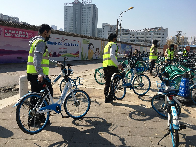 有序擺放隨意停放的共享單車.jpg