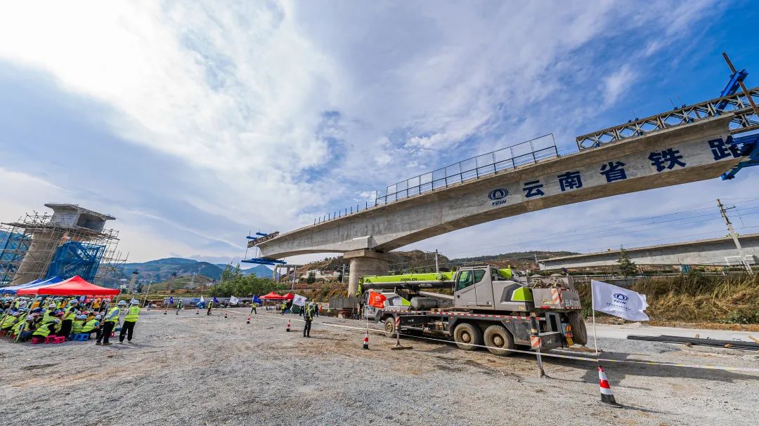 2022-04-13-祥云財富鐵路專用線茨坪村特大橋20號墩柱轉體成功（1）.jpg